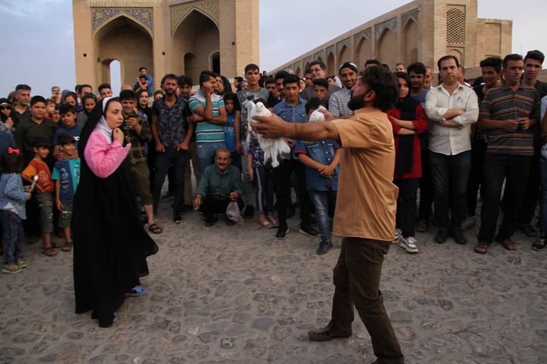 نمایش خیابانی "یه جفت پا پری"