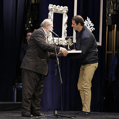 دریافت لوح افتخار و نشان زرین هنرهای تجسمی فجر توسط هنرمند اردبیلی؛ رحمان مجرد