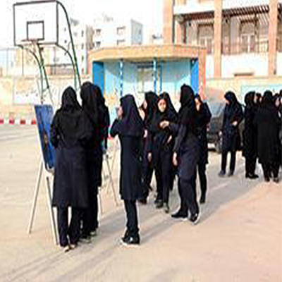 نمایشگاه پوستر انقلاب آثار تجسمی (طلایه) در مدرسه فاطمه زهرا (س) برگزار شد.