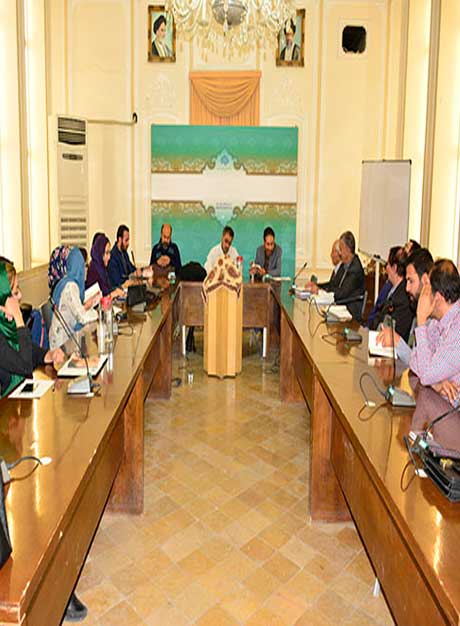 زبان شاعر ساده و صمیمی است