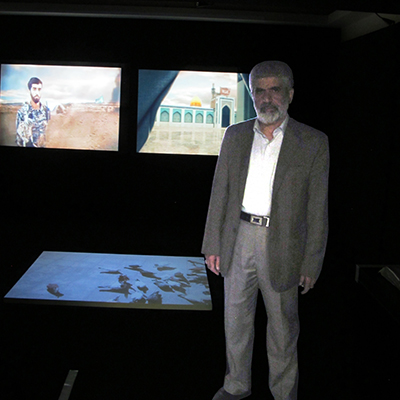 بازدید پدر شهید مصطفی احمدی روشن از اثر مفهومی صبر و ایمان