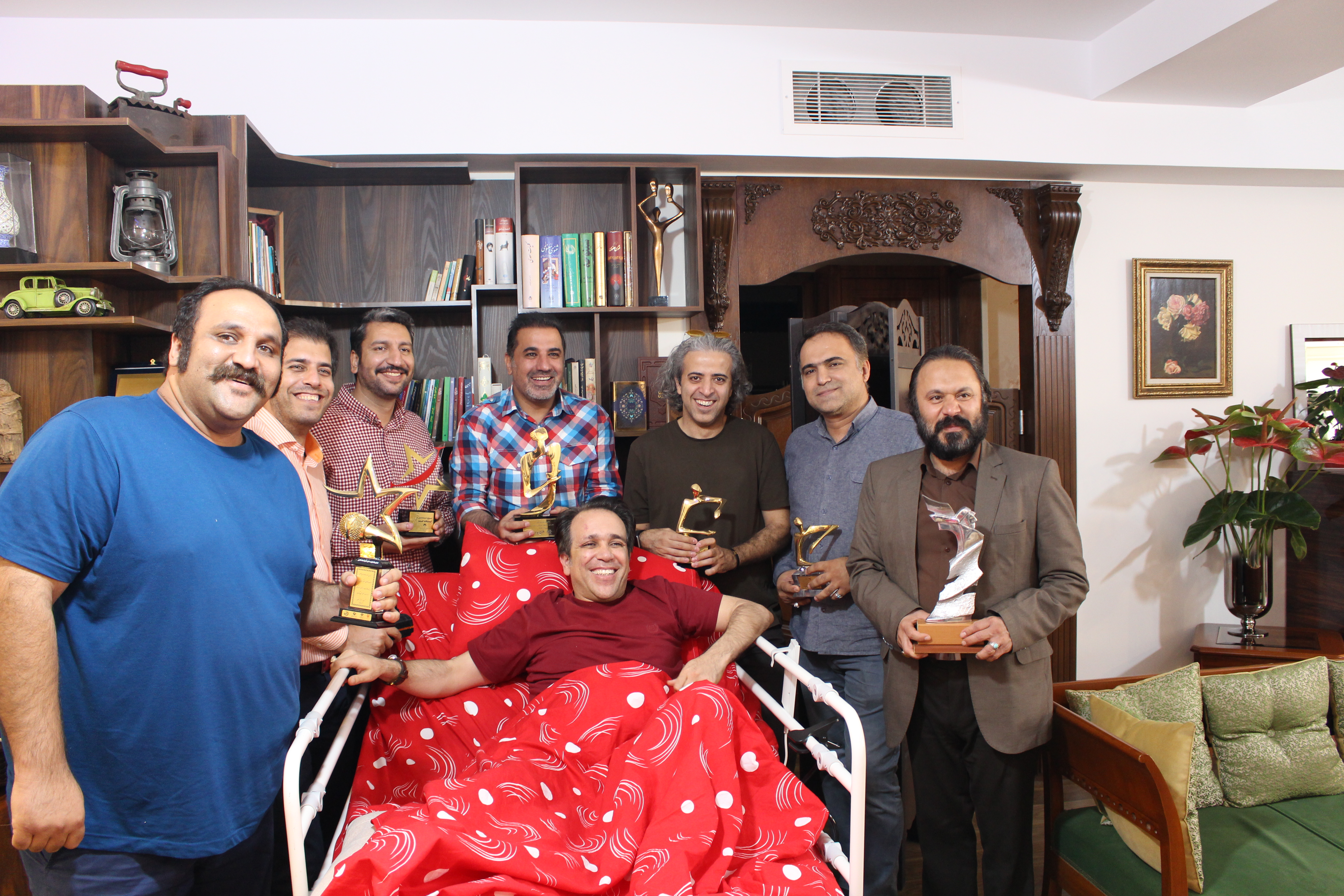 عیادت هنرمندان مرکز هنرهای نمایشی حوزه هنری از امیر کربلایی زاده