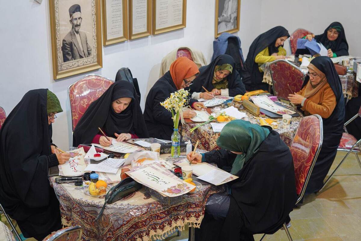 اجتماع بزرگ خوشنویسان علوی با زنده‌نویسی جمعی برگزار شد .